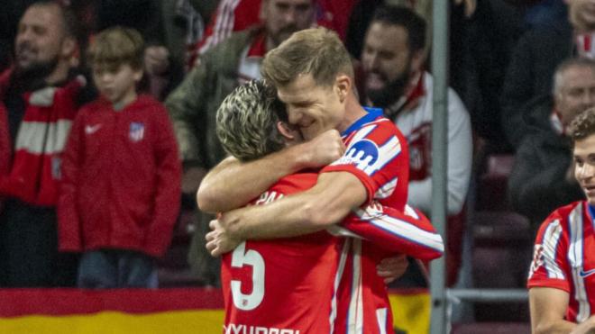 Alexander Sorloth se abraza a Rodrigo de Paul el gol de la remontada en el Atlético-Alavés (foto: