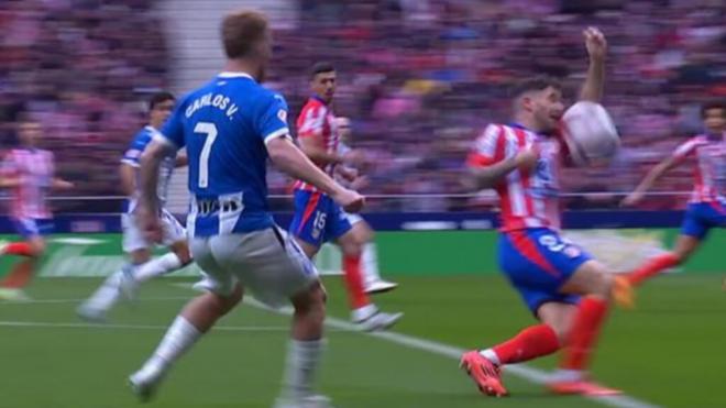 Javi Galán durante una acción ante al Alavés (Foto: DAZN)