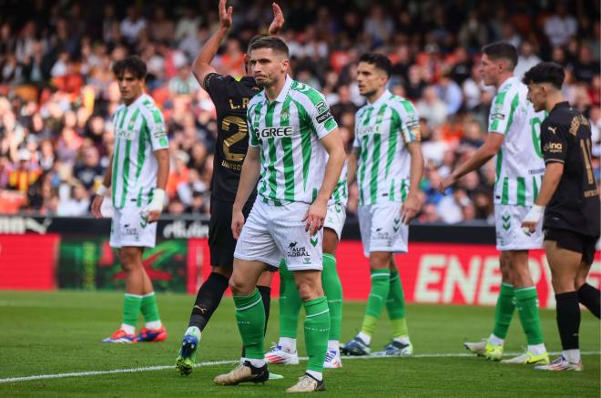 Los futbolistas del Betis en el partido ante el Valencia (foto: Kiko Hurtado).