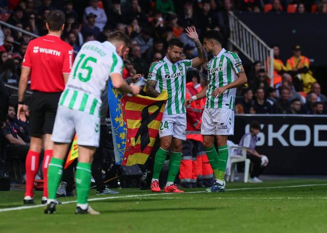 El Betis celebra el 1-1 con la senyera de la Comunidad Valenciana (Foto: Cordon Press).