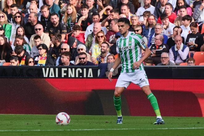 Marc Bartra con la pelota (foto: Cordón Press).