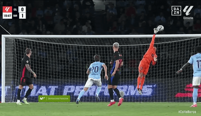 Iñaki Peña parando el disparo de Moriba (Foto: DAZN).