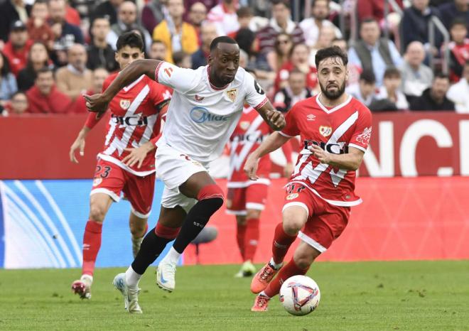 Dodi Lukebakio con la pelota en el Sevilla-Rayo (foto: Kiko Hurtado).