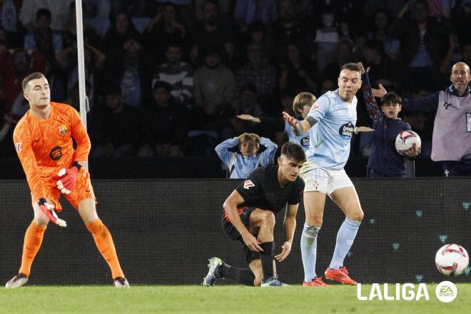 iago Aspas protesta el penalti de Gerard Martín en el Celta - Barcelona (Foto: LALIGA).