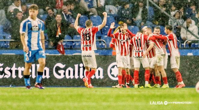 Los jugadores del Sporting celebran el gol de Nacho Méndez (Foto: LALIGA).