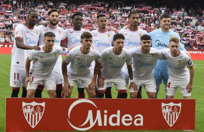 El once inicial del Sevilla en el partido ante el Rayo Vallecano (Foto: Kiko Hurtado).