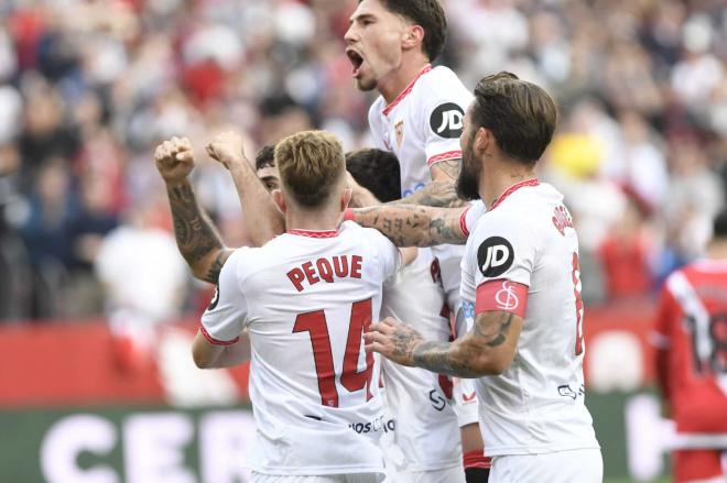 Abrazos a Isaac Romero tras su asistencia de gol a Sow (Foto: Kiko Hurtado).