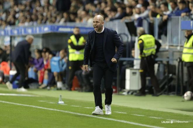 José Alberto da instrucciones en La Rosaleda. (Foto: LALIGA)