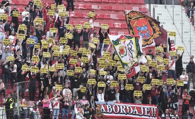 La afición del Rayo Vallecano, en el Sánchez-Pizjuán (Foto: Kiko Hurtado).