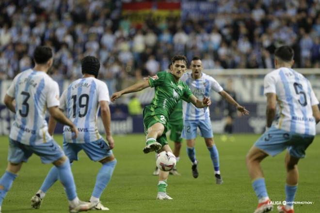 Puga, Luismi, Pastor y Manu Molina, ante un rival del Racing. (Foto: LALIGA)