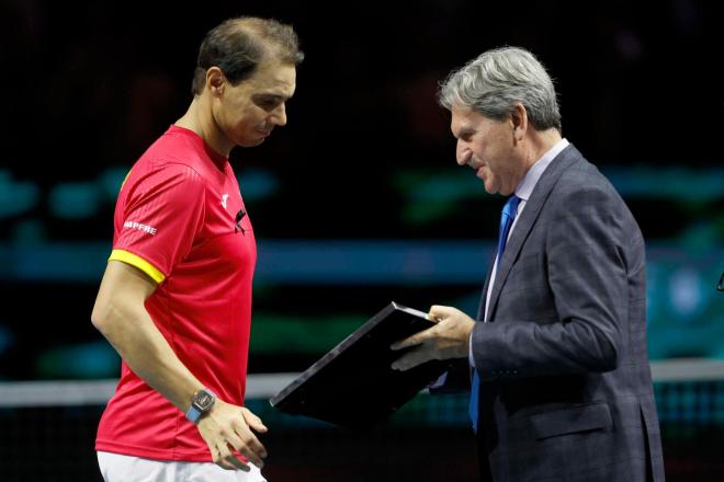 Nadal recibe un obsequio de recuerdo del presidente de la ITF, David Haggerty. (Foto: EFE/Jorge Zapata).