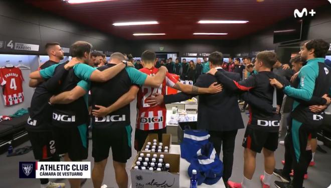 El Athletic reza el padre nuestro antes de saltar al césped de San Mamés en el derbi.
