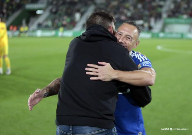 Eder Sarabia abraza a Santi Cazorla antes del Elche-Real Oviedo (Foto: LALIGA).