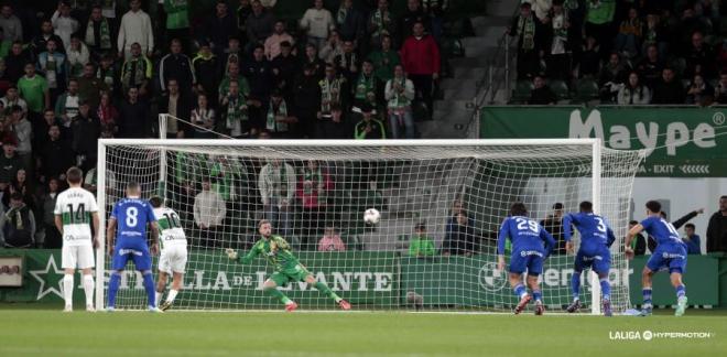 Nico Fernández marca de penalti en el Elche-Real Oviedo (Foto: LALIGA).