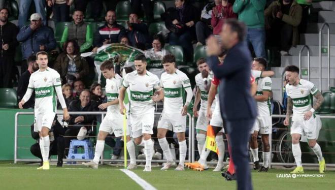 Los jugadores del Elche celebran un gol ante el Real Oviedo (Foto: LALIGA).