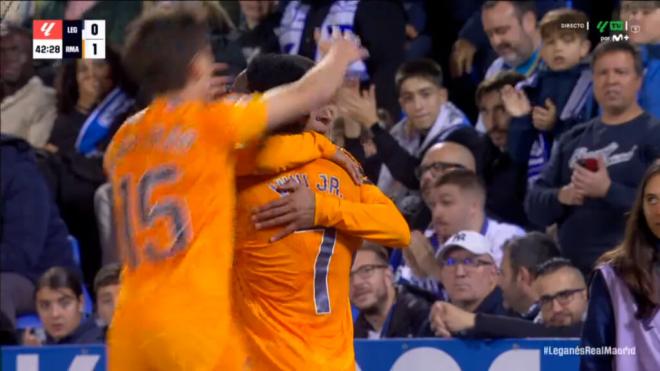 Kylian Mbappé abrazó a Vinicius Jr tras el regalo en el gol del francés. (foto: captura Movistar