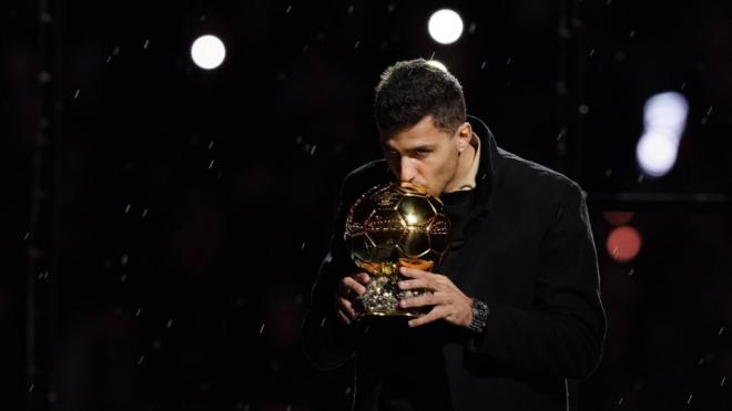 Rodri Hernández besa el Balón de Oro 2024.