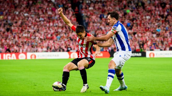 Ruiz de Galarreta batalla con Mikel Oyarzabal en el derbi del Athletic Club ante la Real Sociedad en San Mamés (Foto: LaLiga).