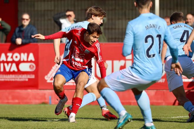 Fer López peleando por un balón (Foto: SD Tarazona).