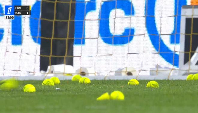 Pelotas de tenis lanzadas por los ultras en el Nantes-Le Havre.