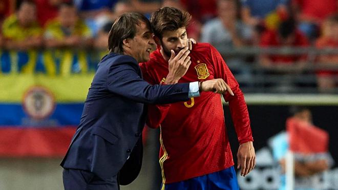 Julen Lopetegui da instrucciones a Gerard Piqué en un partido de la Selección Española (Foto: Co