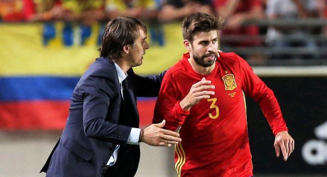 Julen Lopetegui da instrucciones a Gerard Piqué en un partido de la Selección Española (Foto: Co