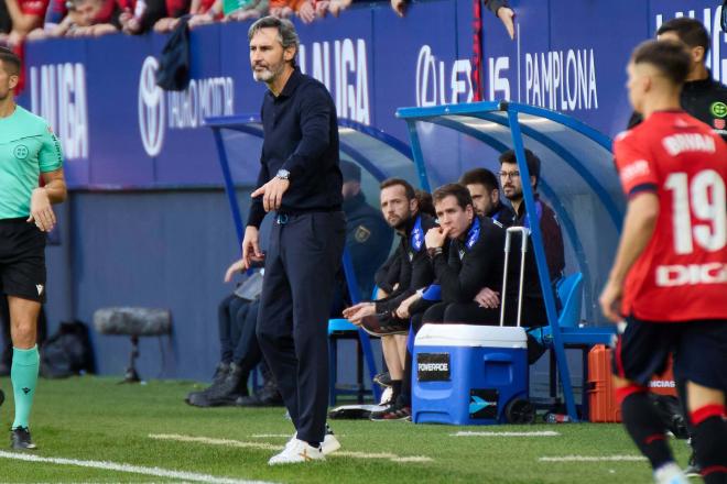 Vicente Moreno da instrucciones en el Osasuna-Villarreal (Foto: Cordon Press).