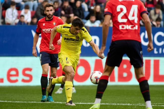 Gerard Moreno peleando un balón en el Osasuna-Villarreal (Foto: Cordon Press).