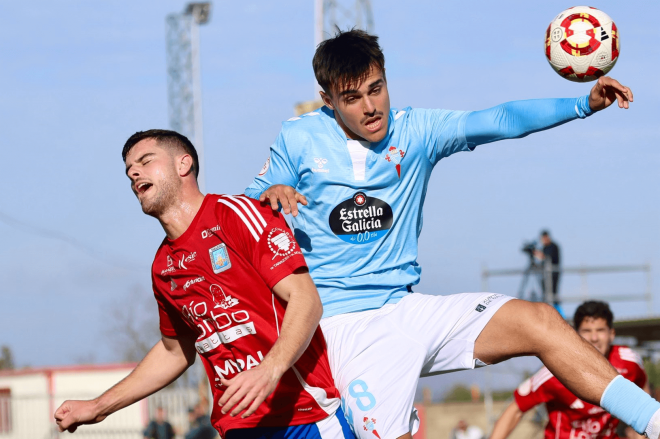 Miguel Román saltando por un balón (Foto: SD Tarazona).