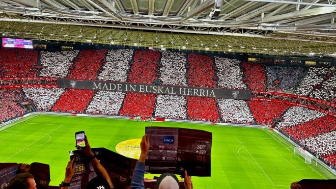 Un gran tifo coral de la grada de San Mamés (Foto: LaLiga).