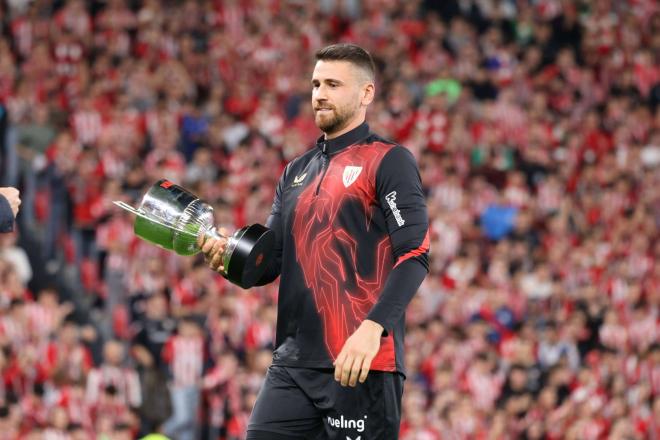 Unai Simón recoge el Trofeo Zamora antes del derbi Athletic-Real Sociedad (Foto: Cordon Press).