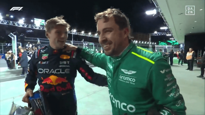 Fernando Alonso felicita a Max Verstappen tras la carrera en Las Vegas (DAZN)