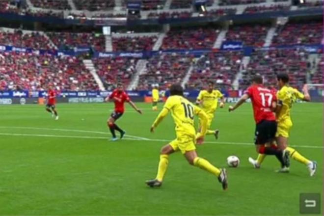 El penalti de Raúl Albiol a Budimir en el Osasuna-Villarreal (Foto: DAZN).