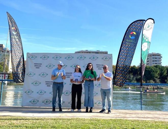 Entrega de premios tras la primera regata de la 28ª Copa de Andalucía de remo.