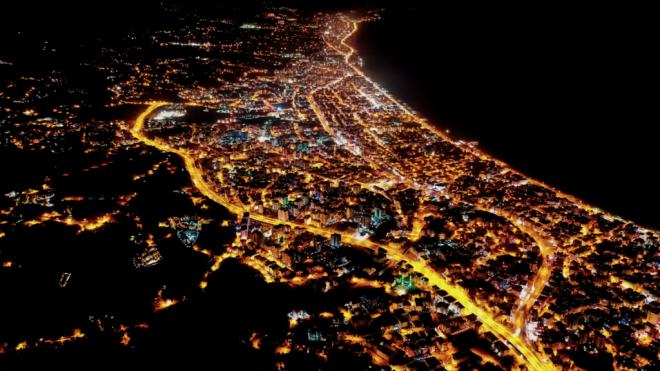 Imagen nocturna desde el cielo de una ciudad completamente encendida (Foto: Freepik)