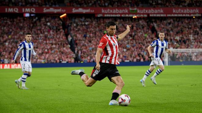 Centro del incombustible lateral Oscar de Marcos en el derbi ante la Real en San Mamés (Foto: Athletic Club).