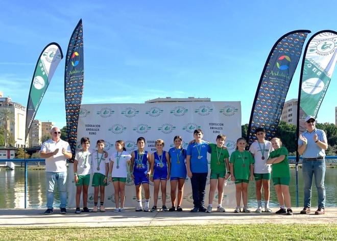 Los jóvenes participantes premiados en la regata posan en el CEAR La Cartuja.