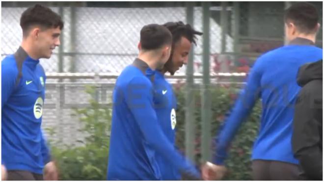 Pedri González muy atento con Jules Koundé durante el entrenamiento.