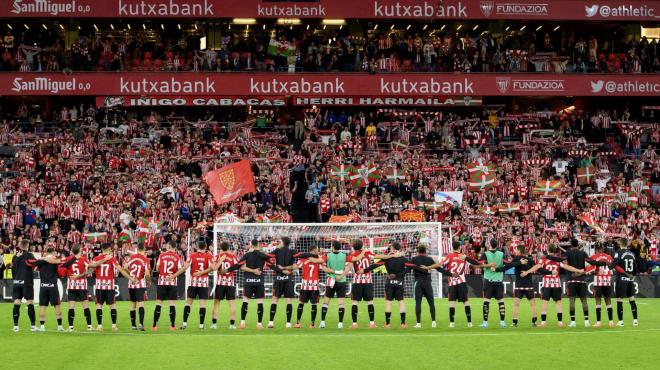 Comunión con la grada tras ganar el derbi vasco ante la Real Sociedad en un abarrotado San Mamés (Foto: Athletic Club).