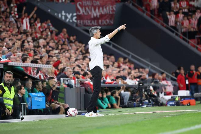 Imanol Alguacil da instrucciones en el derbi Athletic-Real Sociedad (Foto: Cordon Press).