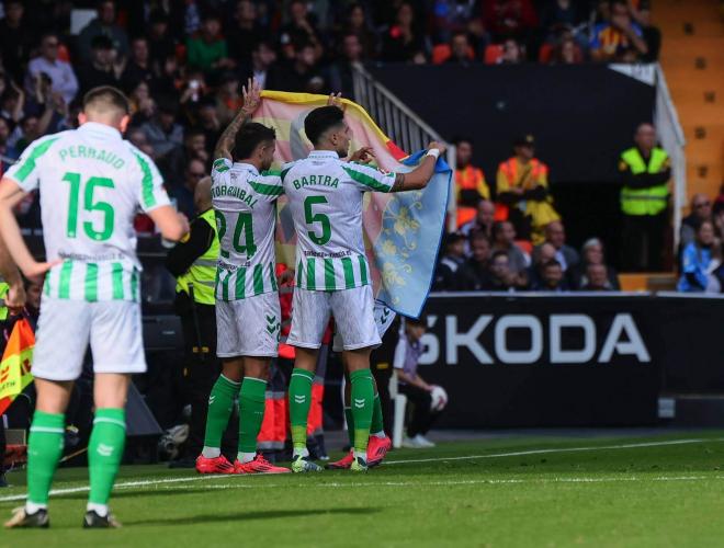 Aitor Ruibal y Marc Bartra con la bandera valenciana (foto: Cordón Press).