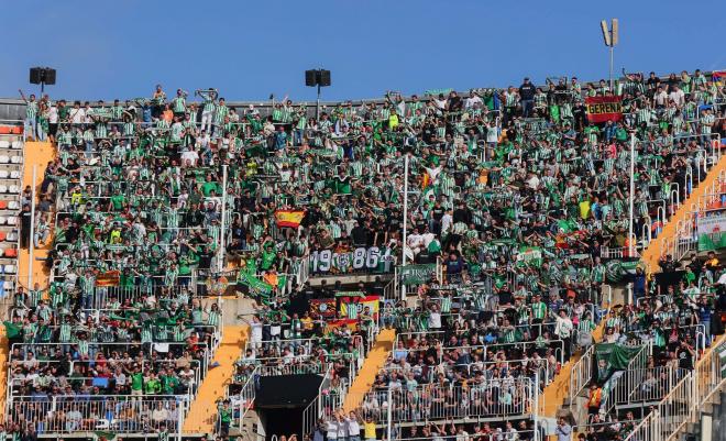 Los aficionados del Betis en Mestalla (foto: Cordón Press).