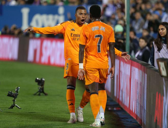 Kylian Mbappé celebrando con Vinicius (Cordon Press)