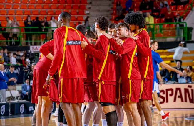 Piña de la Selección Española de Baloncesto ante Eslovaquia (Foto: FEB).