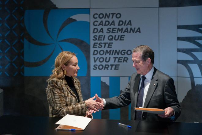 Marian Mouriño y Abel Caballero firman el convenio Celta-Vigo (Foto: RCCV).