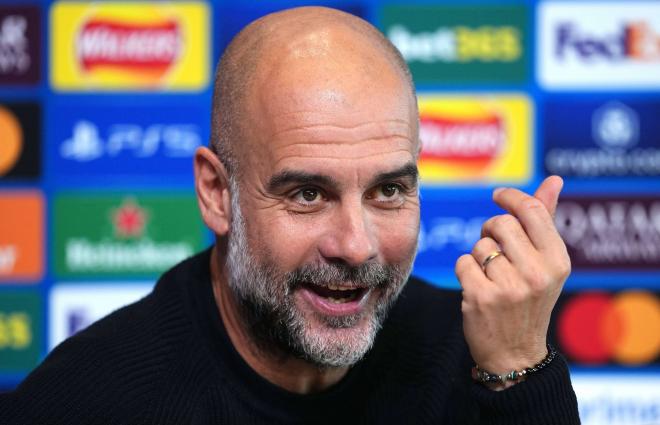 Pep Guardiola, en sala de prensa antes de un partido del Manchester City (Foto: Cordon Press).