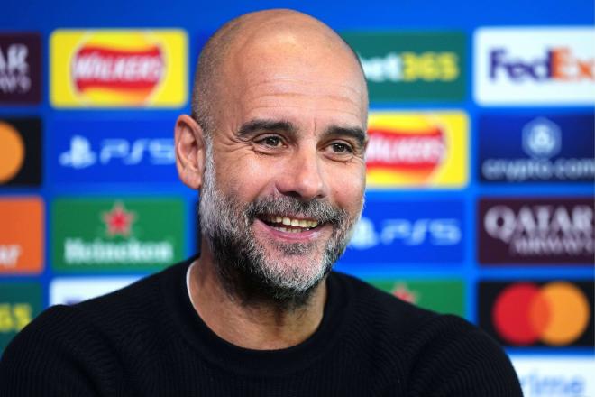 Pep Guardiola, en sala de prensa antes de un partido del Manchester City (Foto: Cordon Press).