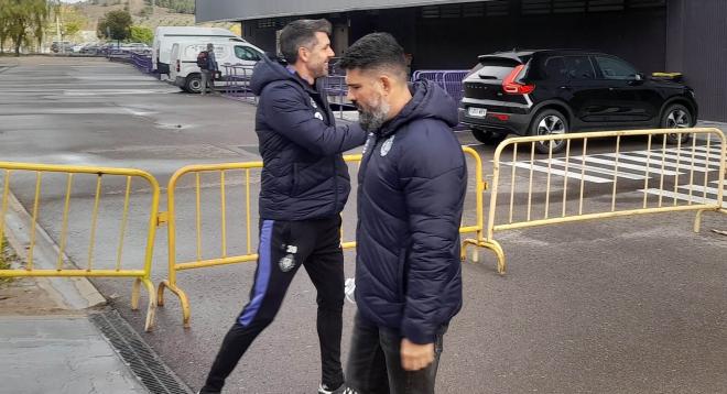 Pezzolano sale al entrenamiento acompañado de Bruno Mazziotti.