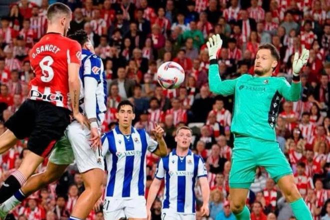 Oihan Sancet bate a Remiro en el derbi ante la Real en San Mamés (Foto: Athletic Club).