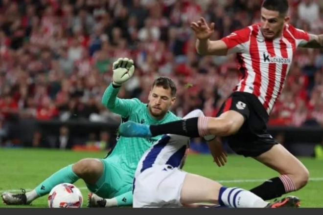 Remiro sale ante Oihan Sancet en el derbi ante la Real en San Mamés (Foto: Athletic Club).